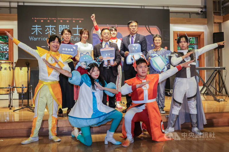 「未來戰士-永續地球環境特展」20日在國立台灣博物館南門館舉辦開幕活動,台博館館長洪世佑(2排中)邀請環境部長彭啓明(2排右2)、考試院委員周蓮香(2排右)、民進黨立委張雅琳(2排左2)、文化部文資司副司長連丁幼(2排左)等出席揭幕。中央社記者裴禛攝 113年8月20日