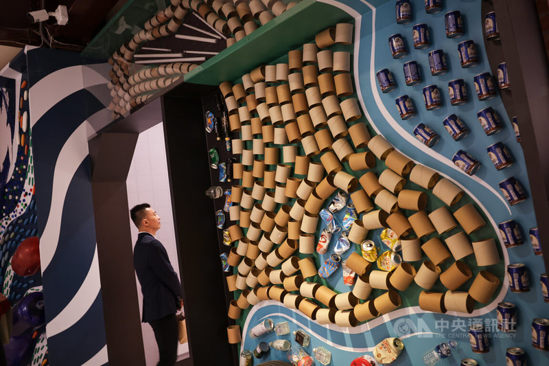 「未來戰士-永續地球環境特展」20日下午在國立台灣博物館南門園區開幕,展區陳列各類資源回收物等生活用品,反思永續地球資源的問題。中央社記者裴禛攝 113年8月20日
