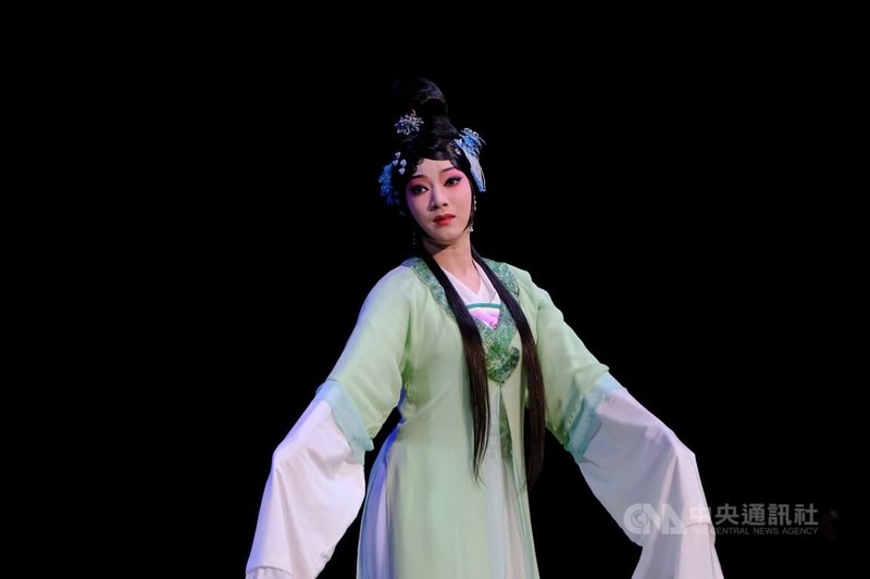 國光劇團成團即將30週年,今年起已開始演出一系列開創台灣京劇新美學的新編創作,其中「三個人兒兩盞燈」由王安祈、趙雪君共同編劇,20日記者會演出精彩片段。中央社實習記者林意芸攝 113年8月20日
