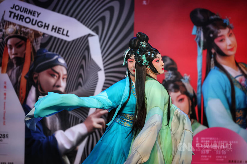 國光劇團2025年將迎接成團30週年,今年起已開始演出一系列開創台灣京劇新美學的新編創作,其中「三個人兒兩盞燈」將於下半年登台,20日舉行記者會,演員帶來精彩橋段。中央社記者王飛華攝 113年8月20日