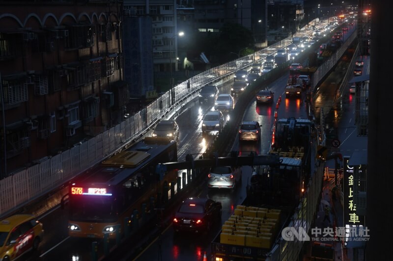 新北市三重區台1線中山高架道路往忠孝橋方向,20日清晨發生聯結車載送鋼梁翻覆事故,上午10時左右清理完畢後,開放中山高架橋往台北車輛內線通行。圖為傍晚車流壅塞,車速緩慢。中央社記者吳家昇攝 113年8月20日