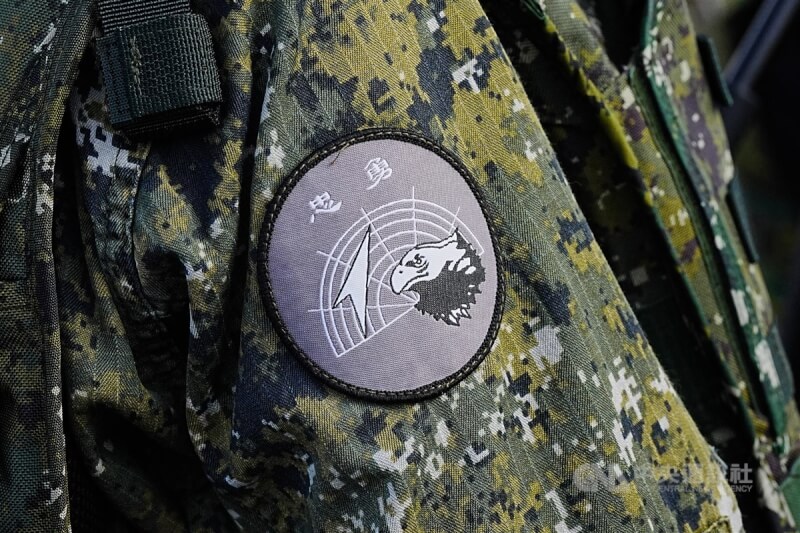 空軍20日上午於屏東九鵬基地實彈射擊精準飛彈,圖為空軍防空暨飛彈指揮部官兵所配戴的臂章,彰顯以鷹眼密切搜索雷達範圍內的敵情。中央社記者游凱翔攝 113年8月20日