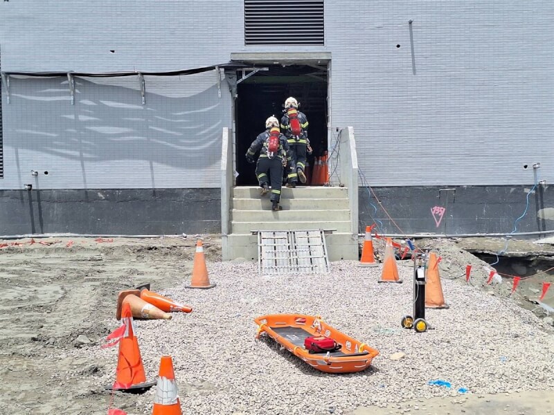 彰濱工業區鹿港區1處離岸風電工地20日上午發生工安意外,工地內二氧化碳鋼瓶氣體外洩,造成14名工人送醫,消防人員到場搶救。(彰化縣消防局提供)中央社記者吳哲豪傳真 113年8月20日