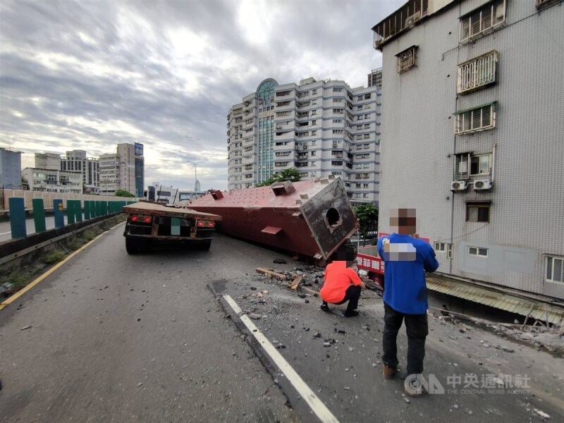 新北市三重區台1線中山高架道路往忠孝橋方向20日清晨發生聯結車載送鋼梁翻覆事故，砸毀高架道路並波及地面路段停放車輛，幸無人傷亡。（翻攝照片）中央社記者王鴻國傳真 113年8月20日