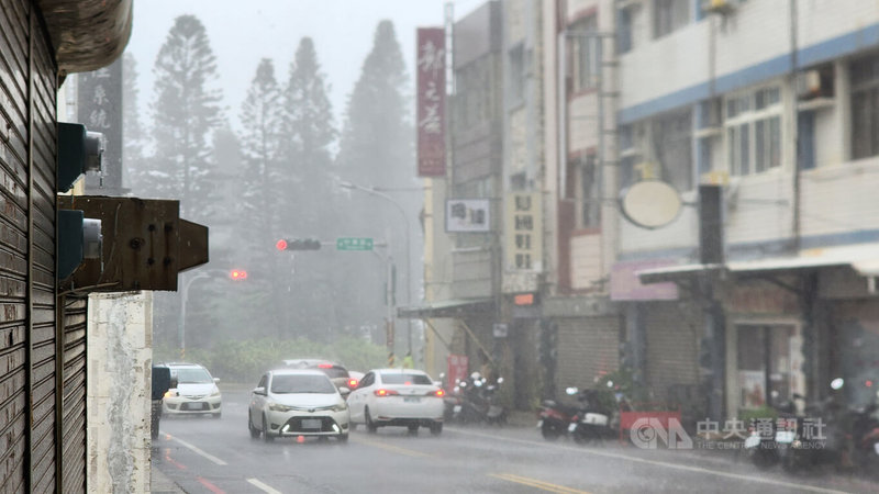 澎湖地區20日風雨交加,其中還挾雜雷雨,澎湖機場也一度暫停作業,民航局提醒旅客及接機民眾注意航班異動資訊。中央社 113年8月20日