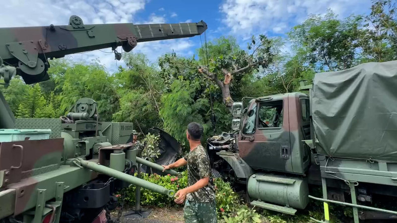 陸軍八軍團43砲指部1輛中型戰術輪車20日南下前往恆春執行任務時，在楓港路段撞擊路樹，7名乘員輕傷。（民眾提供）中央社記者黃郁菁傳真 113年8月20日