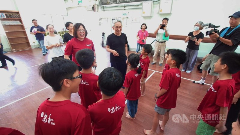 雲門舞集創辦人林懷民（後中，黑衣）20日返鄉，並前往嘉義縣新港鄉安和國小，教導小朋友學習雲門經典作品「薪傳」中的「耕種與豐收」。中央社記者蔡智明攝  113年8月20日