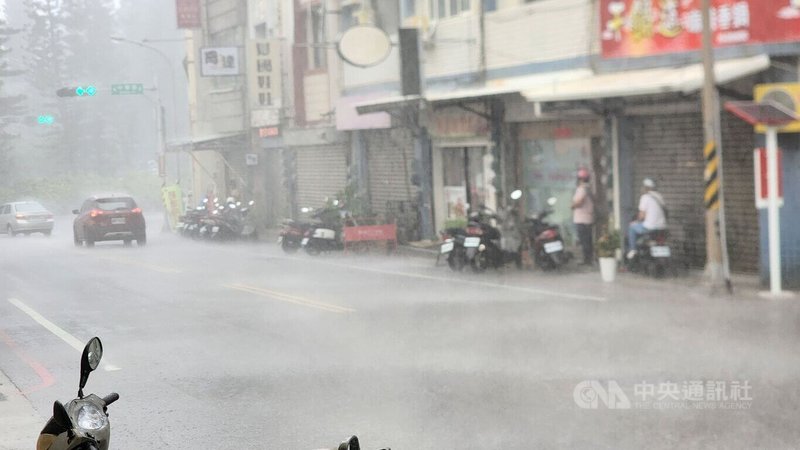 對流雲系發展旺盛，澎湖縣20日有局部大雨或豪雨發生的機率，民航局指出，因雷雨影響，澎湖機場下午1時33分起暫停地面作業，部分航班可能因此延誤。中央社  113年8月20日