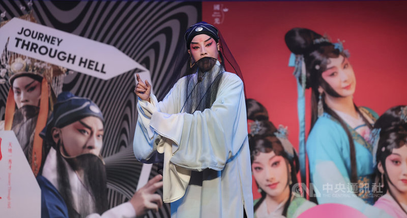 國光劇團2025年將迎接成團30週年,20日在台北舉行「國光三十.前奏序曲」記者會,會中演出新編京劇「天地一秀才-閻羅夢」,演員展現精湛演技。中央社記者王飛華攝 113年8月20日