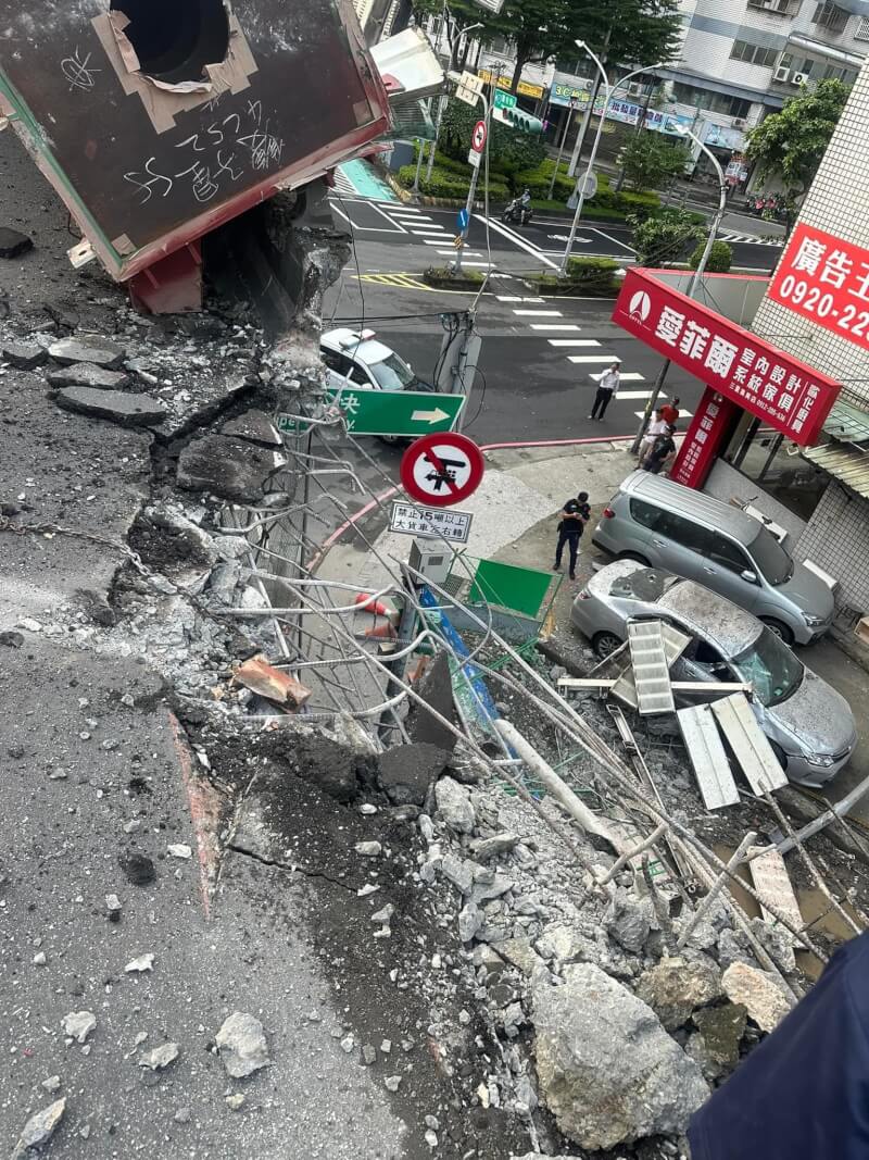 護欄遭撞破,砸中下方車輛。(圖取自facebook.com/ntpctraffic)
