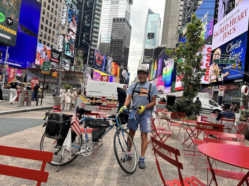 日本80歲阿公市川榮一今年成功從美國西岸騎自行車到東岸。圖為市川榮一6月12日在時代廣場拍照留念。（圖取自facebook.com/ichikawa.eiichi）