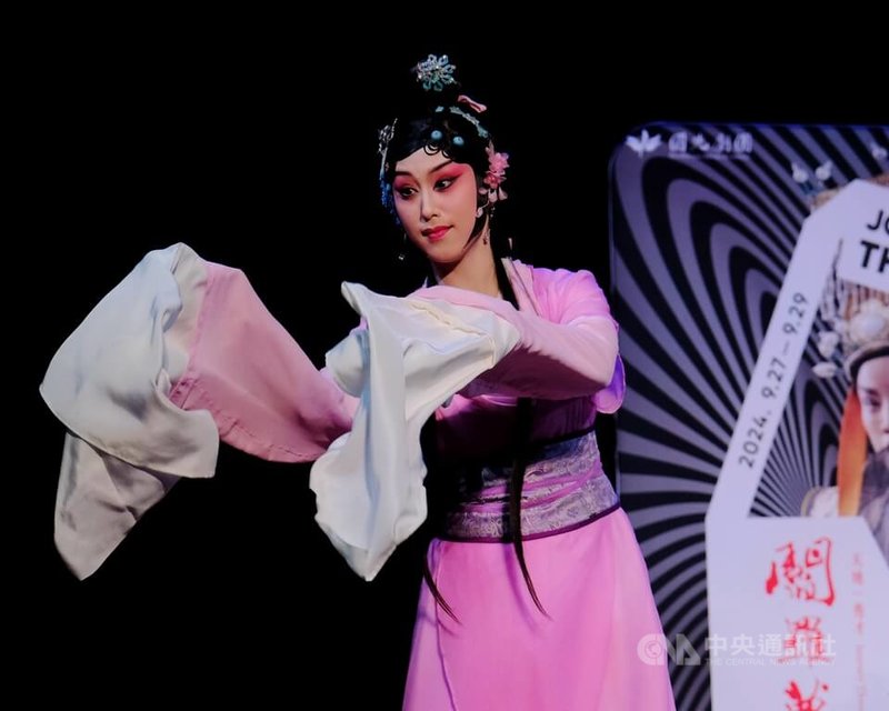 國光劇團將迎接成團30週年,20日在台灣戲曲中心舉辦「國光30.前奏序曲」記者會,呈現京劇「三個人兒兩盞燈」精彩片段,故事挖掘女性與人性情慾的想像。中央社實習記者林意芸攝 113年8月20日