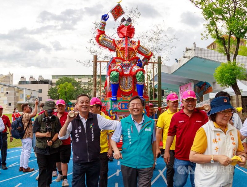 嘉義縣民雄鄉年度盛事大士爺祭將在24日至26日舉行祭典，創意踩街祈福遶境活動21日下午率先登場，民雄義消分隊扛著坐竹轎的大士爺紙糊神像壓軸。中央社記者蔡智明攝 113年8月21日