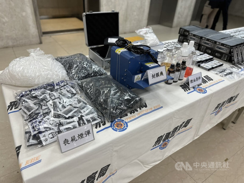 警政署刑事警察局日前接獲情資,指有販毒集團涉從境外進口依托咪酯原料在台分裝販售,組專案小組偵辦,21日召開破獲首宗依托咪酯跨國走私販毒集團案。圖為製毒器具等贓證物。中央社記者劉建邦攝 113年8月21日