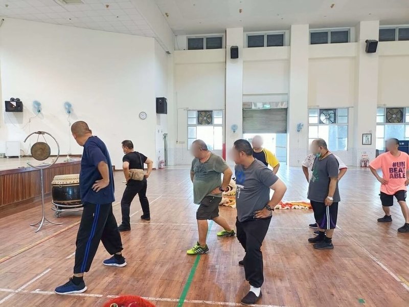 衛福部玉里醫院將病情穩定的住民組成醒獅團,透過練習,住民們重新學會了合作、專注和堅持。不僅活躍於花蓮的廟會活動,還曾受邀到台北演出,打破社會對精神病友的刻板印象。(衛福部玉里醫院提供)中央社記者李先鳳傳真 113年8月21日
