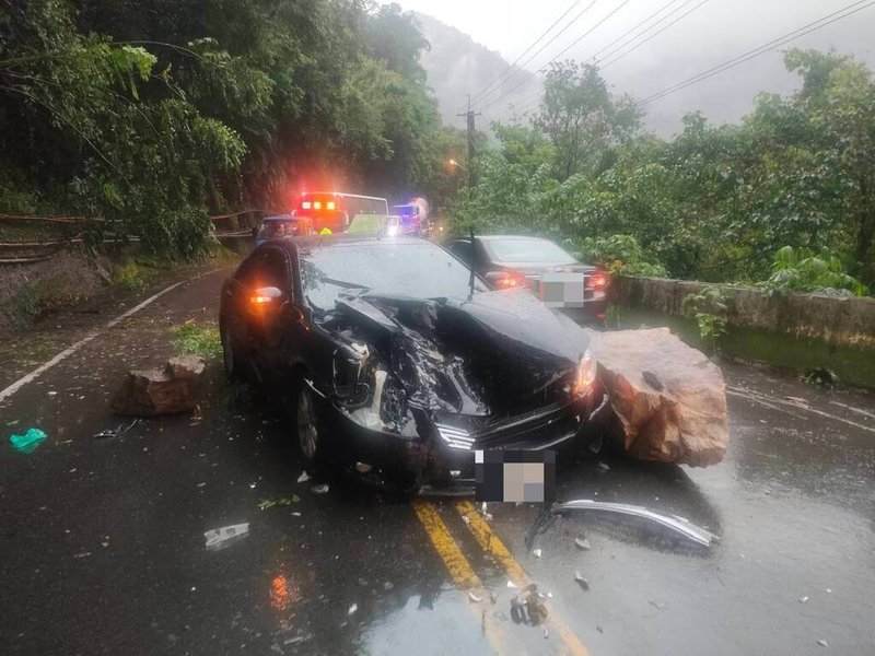 台中市和平區69歲邱姓男子21日下午駕車行經東關路三段時遭落石砸中小客車，車上駕駛、乘客共4人，4人為祖孫關係，祖父邱男因胸痛送醫。（民眾提供）中央社記者趙麗妍傳真  113年8月21日