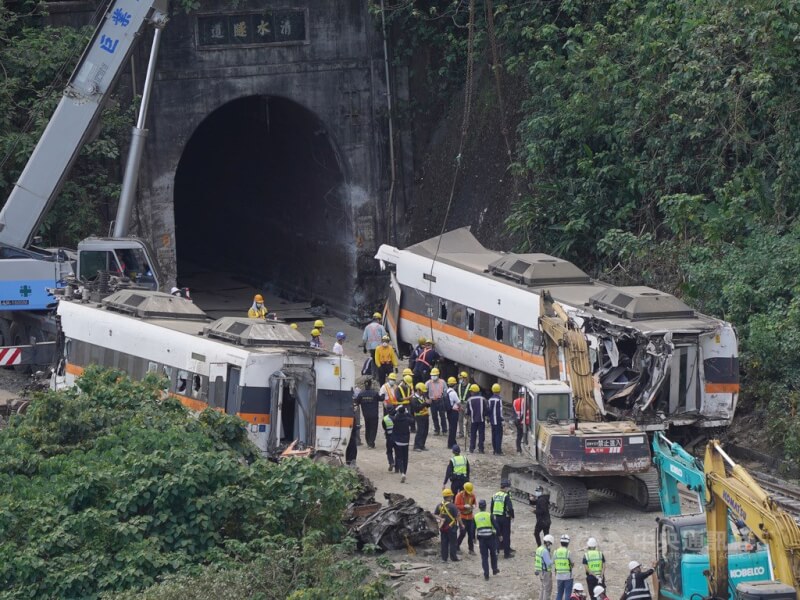 台鐵太魯閣列車2021年4月2日在花蓮清水隧道北口發生碰撞事故，造成49人死亡。圖為事故現場。（中央社檔案照片）