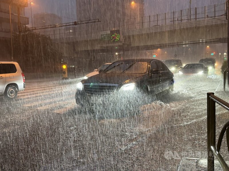 日本東京21日晚間突發強降雨，東京都港區晚間6至7時之間降下100毫米暴雨。東京羽田機場一度停擺，JR山手線與東海道新幹線也一度停駛。中央社記者楊明珠東京攝  113年8月21日