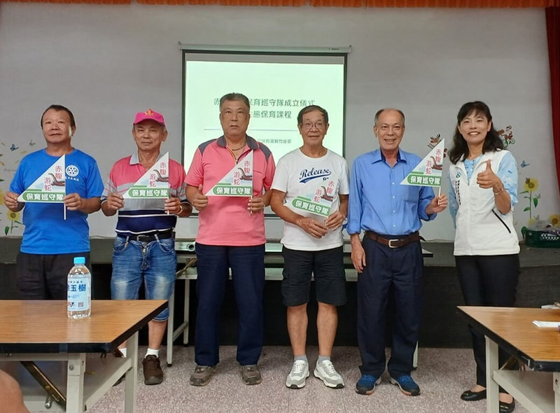 桃園市龍潭區八德社區發展協會成立全台首支赤腹游蛇保育巡守隊，農業部林業及自然保育署新竹分署日前辦理赤腹游蛇生態保育課程及保育巡守隊成立儀式。（林業保育署新竹分署提供） 中央社記者葉臻傳真 113年8月21日