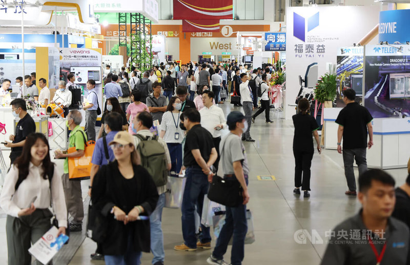 Intelligent Asia 2024亞洲工業4.0暨智慧製造系列展21日在南港展覽館登場,共有國內外1200家科技製造業廠商參展,規模達4500個展位,AI智慧製造和機器人成為焦點。中央社記者張新偉攝 113年8月21日