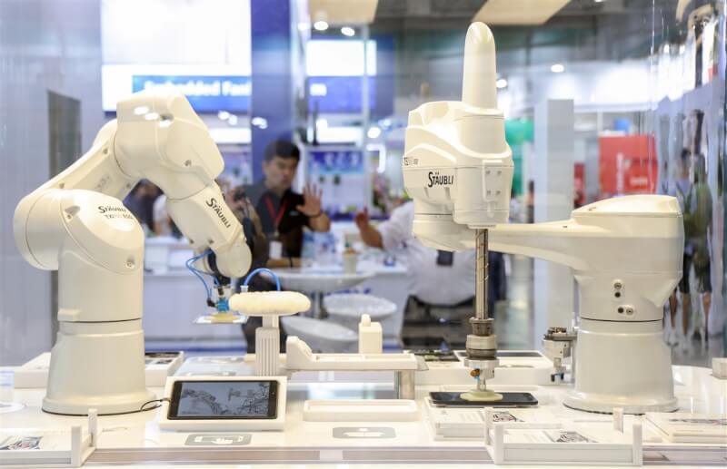 Intelligent Asia 2024亞洲工業4.0暨智慧製造系列展21日起至24日在南港展覽館舉辦,國內外共1200家科技製造業廠商參展,AI智慧製造和機器人成為焦點,吸引許多民眾參觀。中央社記者張新偉攝 113年8月21日