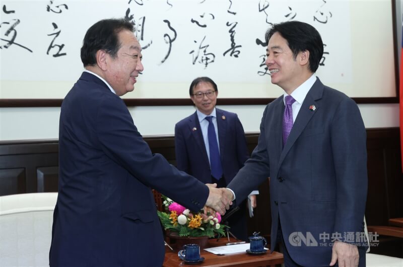 總統賴清德（右）21日在總統府接見日本前首相暨立憲民主黨最高顧問野田佳彥（左），就台日關係及區域情勢等議題交換意見。中央社記者鄭傑文攝 113年8月21日