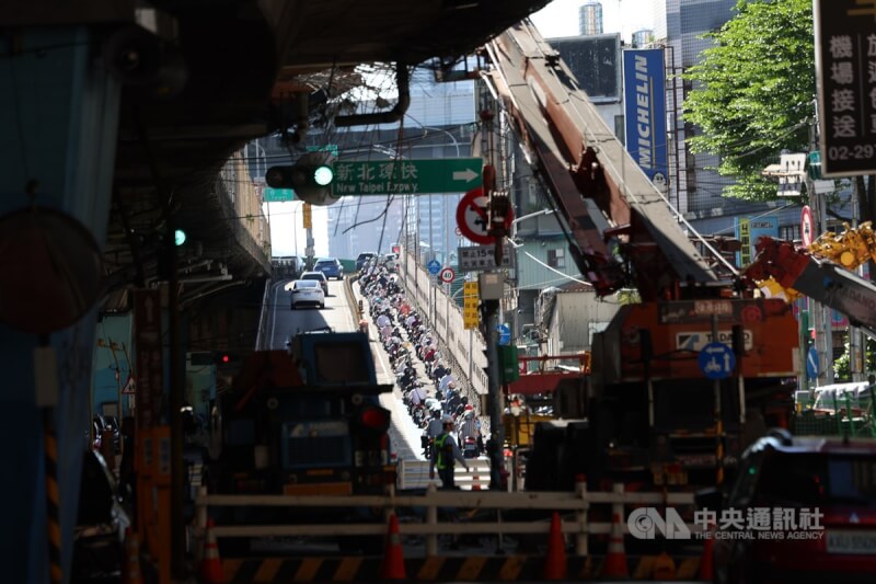 新北市三重區台1線中山高架道路往忠孝橋方向,20日清晨發生聯結車載送鋼梁翻覆事故。新北市交通局指出,經工務單位緊急搶修,目前事故路段僅開放內線一車道通行。圖為21日上午前往台北市區方向通勤車潮。中央社記者趙世勳攝 113年8月21日