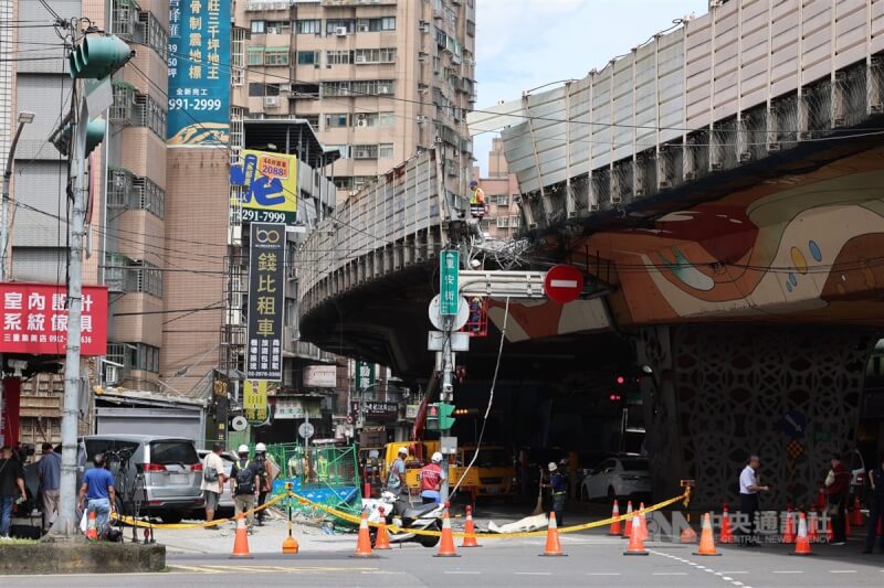 新北市三重區台1線中山高架道路往忠孝橋方向20日清晨發生聯結車載送鋼梁翻覆事故，造成高架道路圍籬及道路遭砸毀。圖為現場拉起封鎖線。中央社記者趙世勳攝 113年8月20日