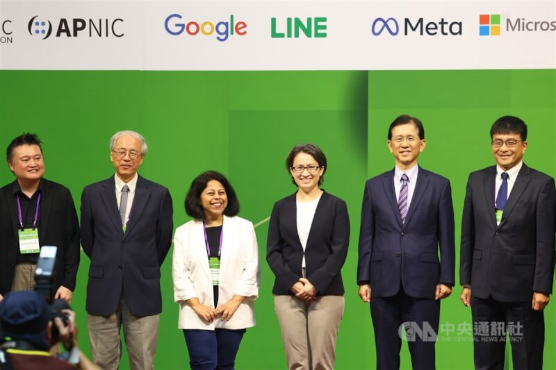 2024亞太區域網路治理論壇與台灣網路治理論壇聯合年會開幕活動21日在台北舉行,副總統蕭美琴(右3)與數發部長黃彥男(右2)等人出席合影。中央社記者王騰毅攝 113年8月21日