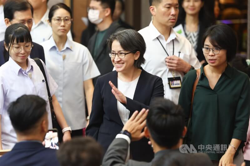 2024亞太區域網路治理論壇與台灣網路治理論壇聯合年會21日在台北舉行開幕典禮,副總統蕭美琴(前中)出席活動,向與會者揮手致意。中央社記者王騰毅攝 113年8月21日