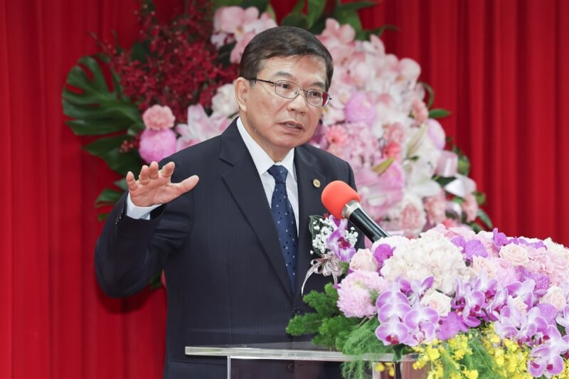 中華郵政公司21日在台北舉行董事長交接典禮，新任董事長王國材致詞表示，回到中華郵政是緣分，將加速數位轉型，讓郵務、儲匯、壽險服務升級。中央社記者裴禛攝 113年8月21日