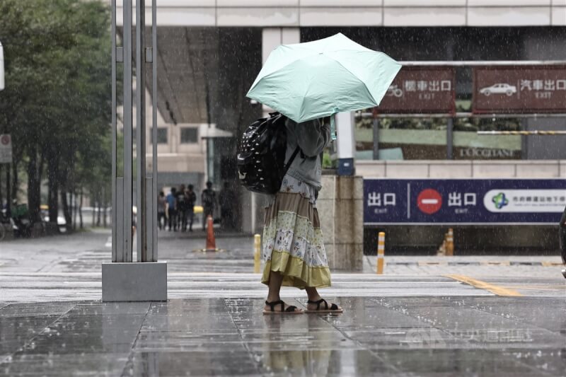 圖為台北市信義區下午下起大雨，民眾撐傘遮擋雨勢。中央社記者翁睿坤攝 113年8月19日