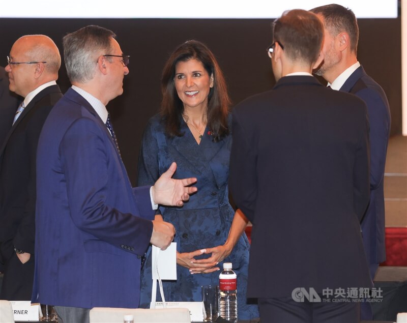 前美國駐聯合國大使海利（Nikki Haley）（中）21日在台北出席第8屆「凱達格蘭論壇：2024印太安全對話」，和與會者交談互動。中央社記者謝佳璋攝 113年8月21日