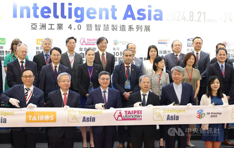 Intelligent Asia亞洲工業4.0暨智慧製造系列展開幕典禮21日在南港展覽館舉行,行政院長卓榮泰(前左3)、行政院秘書長龔明鑫(前右3)與經濟部長郭智輝(前右2)等人出席剪綵儀式。中央社記者張新偉攝 113年8月21日