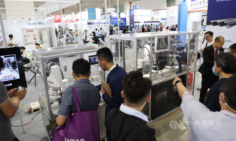 Intelligent Asia 2024亞洲工業4.0暨智慧製造系列展21日在南港展覽館登場,集結自動化、機器人、3D列印、智慧模具、物流與物聯網、冷鏈科技、雷射應用等領域主題,共有國內外1200家科技製造業廠商參展。中央社記者張新偉攝 113年8月21日