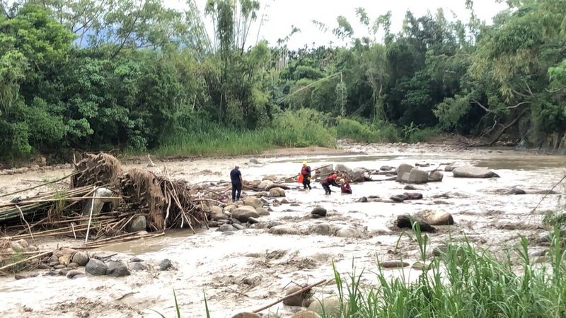 嘉義縣中埔鄉沄水溪21日下午溪水暴漲，一名50多歲男性受困溪床，消防人員抵達後立即架設繩索實施救援，順利將人救出。（嘉義縣消防局提供）中央社記者蔡智明傳真  113年8月21日