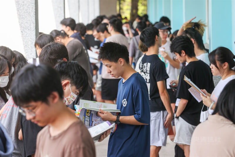 媒體報導，有大學未確實將繁星、申請等管道的缺額，回流到分發入學，藉此美化招生數據。圖為今年分科測驗，考生在考場做最後複習。（中央社檔案照片）