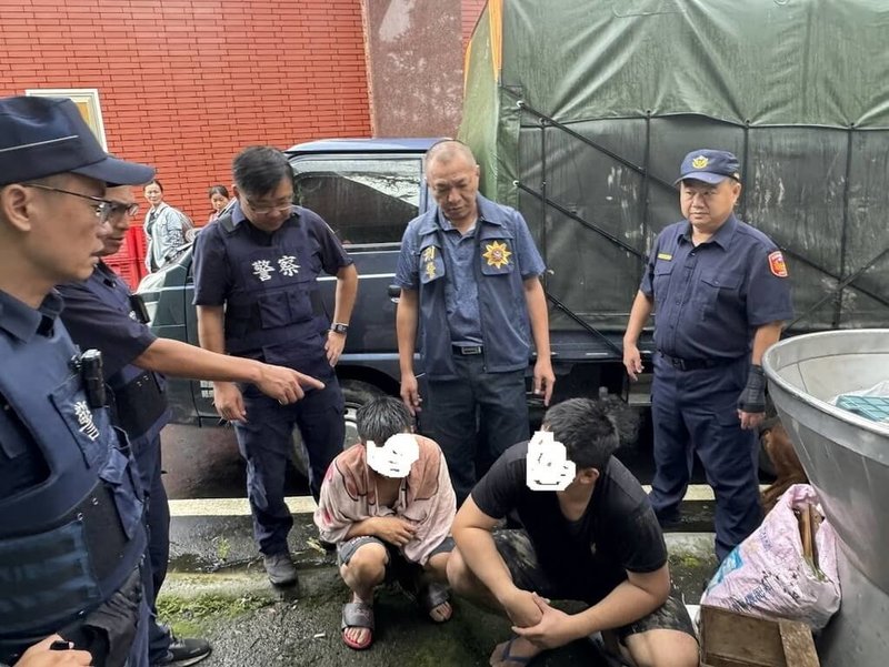 嘉義梅山振興宮舊廟日前有2名男子租用卡車疑竊取白鐵欄杆,但車身過重陷入廟前泥地,2人先棄車離去後改開廂型車折返,被警方及當地民眾合力逮捕送辦。(警方提供)中央社記者蔡智明傳真 113年8月22日