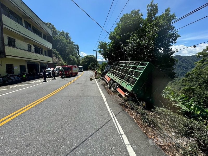 新北市新店區1輛大貨車22日上午行經北宜路7段時，為閃避同向超車機車失控衝撞護欄，駕駛右側膝蓋擦傷。（翻攝照片）中央社記者高華謙傳真  113年8月22日