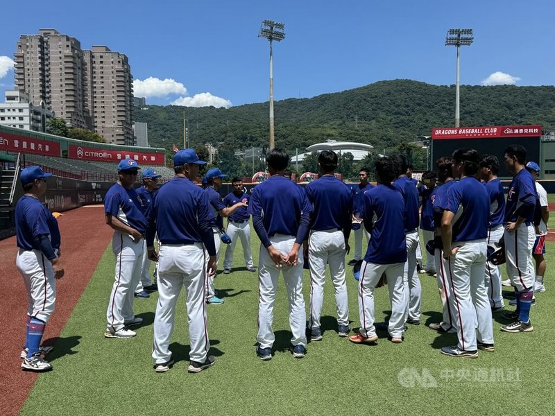 U23世界盃棒球賽台灣隊22日在天母棒球場進行首場練習賽，與台北興富發隊交手，最終台灣隊以5比1奪勝。中央社記者楊啟芳攝  113年8月22日