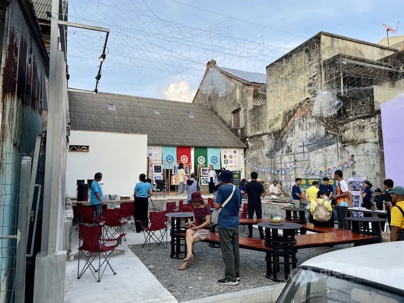 宋卡老城靠近海岸,百年前大批華人來到這裡建立家園,城內隨處可見當年留存下來的古建築,經過改造後,成為泰南設計週的展覽區域。圖為宋卡老城內一展覽區域。中央社實習記者簡成元宋卡攝 113年8月22日