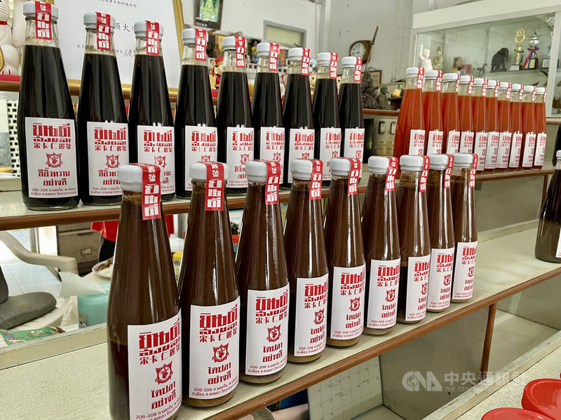 泰國南部近日上演一場融合傳統與潮流的設計饗宴,設計師和宋卡在地老牌醬料商家合作,推出現代風設計的醬料罐。圖為醬料罐設計款式。中央社實習記者簡成元宋卡攝 113年8月22日