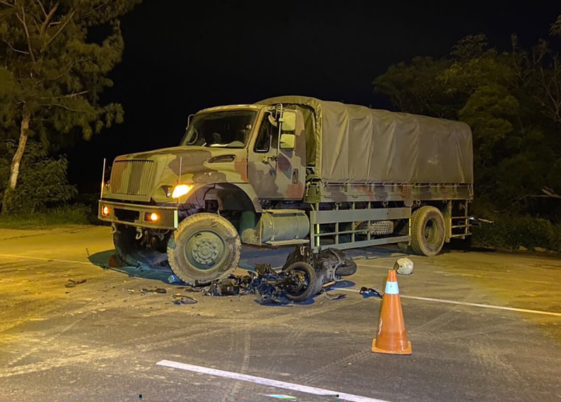 陸軍八軍團43砲指部軍用大貨車21日晚間在屏東枋山鄉與機車發生擦撞，82歲的機車騎士頭部有外傷，但意識清楚，無生命危險。（屏東縣政府警察局枋寮分局提供）中央社記者黃郁菁傳真  113年8月22日