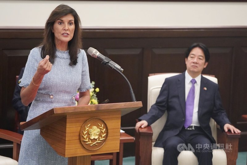 總統賴清德22日接見美國前駐聯合國大使海利（Nikki Haley）（左），海利表示，已看到俄烏戰爭與以哈衝突，不能等待中國是否真的會侵略台灣，必須超前部署。她期盼持續強化相互依賴的台美夥伴關係，並向全世界宣揚民主的重要。中央社記者徐肇昌攝  113年8月22日