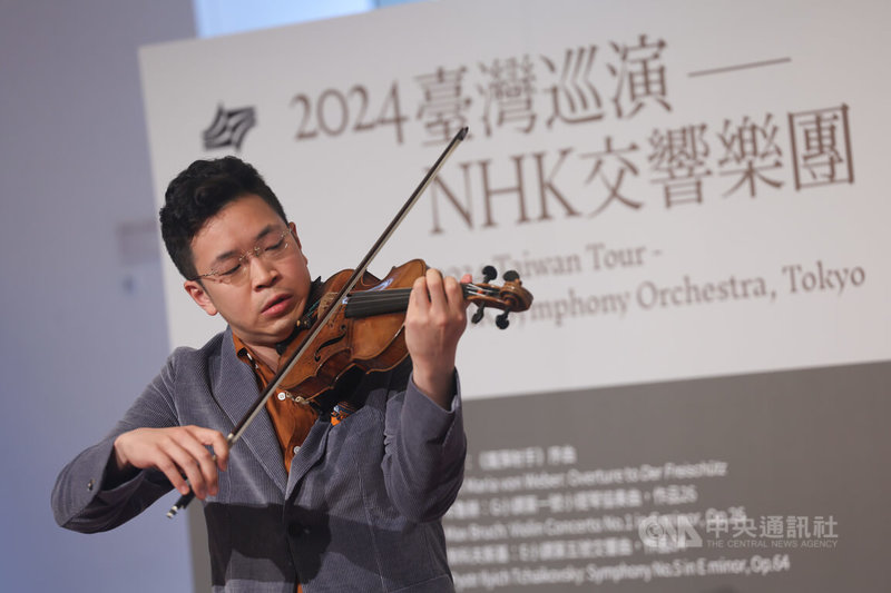 2024台灣巡演-NHK交響樂團音樂會23日起將在北中南3地登場,台灣知名小提琴家黃俊文(圖)22日出席記者會,現場演奏精彩曲目,展現琴藝。中央社記者吳家昇攝 113年8月22日