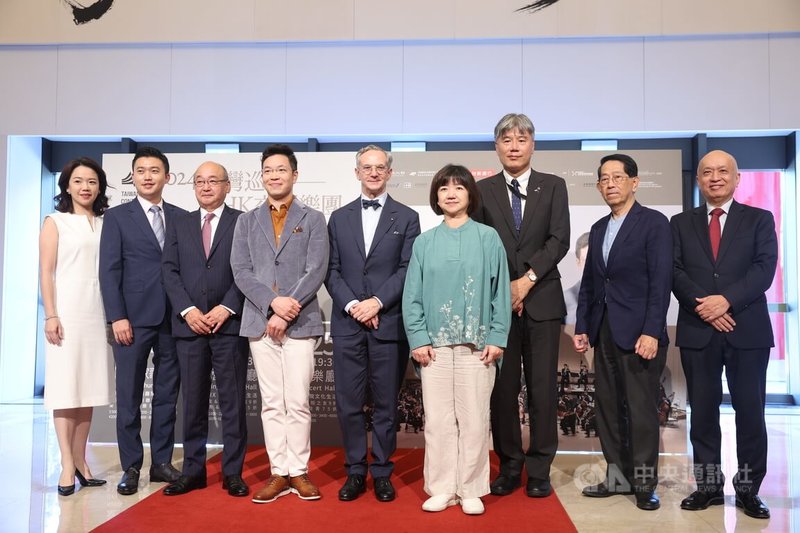 2024台灣巡演-NHK交響樂團音樂會23日起分別在北中南3地登場,首席指揮法比奧‧路易西(Fabio Luisi)(中)、台灣知名小提琴家黃俊文(左4)與文化部政務次長李靜慧(右4)等人22日出席記者會合影。中央社記者吳家昇攝 113年8月22日
