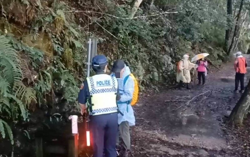 6名登山客21日到台中市和平區橫嶺山挑戰笛吹山極限路線，因不熟地形加上體力不支，在山區起霧後迷路受困，警方接獲通報立即前往救援。（民眾提供）中央社記者趙麗妍傳真  113年8月22日