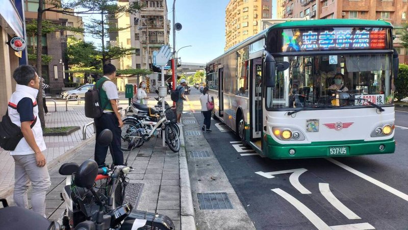 由於新北市三重區台1線高架事故施工及部分平面路段封閉，新北市三重區往北市方向的「重安街口」公車站暫移至麗寶之星大樓前，暫時名稱為「麗寶之星」站（圖），新北市交通局已設置公車站牌牌面，包括忠孝幹線與622路線公車受影響。（新北市交通局提供）中央社記者高華謙傳真 113年8月22日