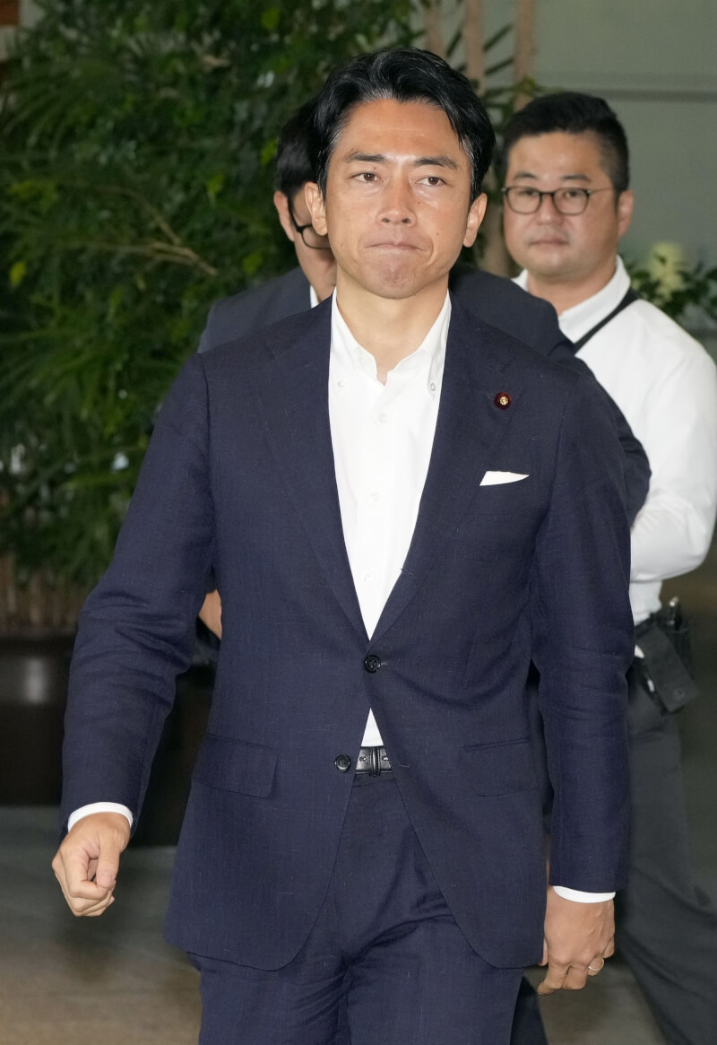 日本前環境大臣小泉進次郎（前）有意參選自民黨總裁。（共同社）