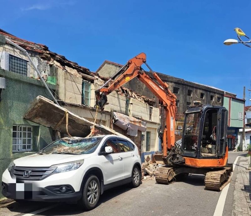 屏東縣枋山鄉1棟老屋21日晚間倒塌，警方表示，倒塌房屋為空屋，屋齡大約60至70年，許久無人居住，22日早上已出動怪手清理倒塌部分。（屏東縣政府警察局枋寮分局提供）中央社記者黃郁菁傳真  113年8月22日